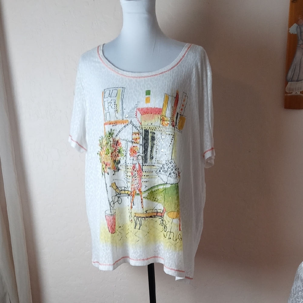 Onque Woman White Short-Sleeve Scoop-Neck Top with Colorful Graphic